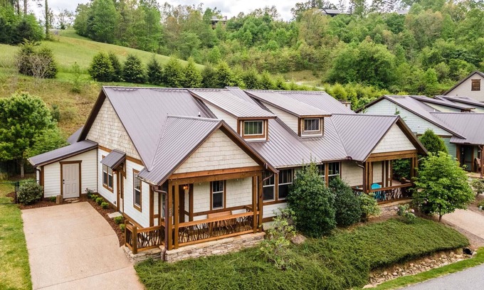 Cullowhee House | Belcher House - Upscale Townhome in Small Resort Community w/Clubhouse & Pool
