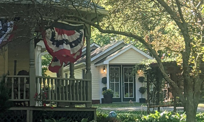 Dickel House | Bell Buckle Guest House; Daffodil Belle