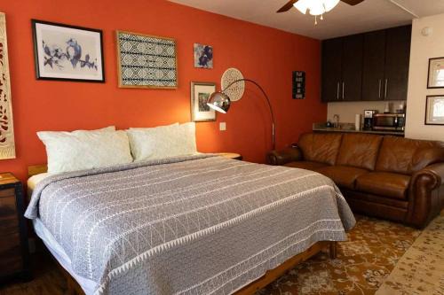 Eureka Springs Historic District Apartment | Bella Paradiso 5 King Bed Studio Walk to Downtown