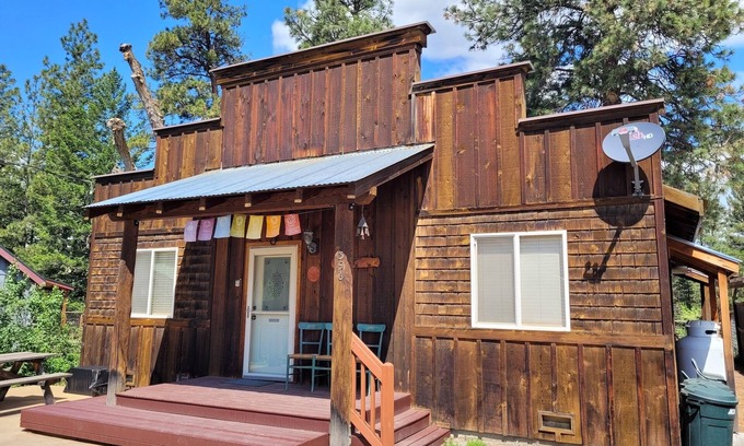 Winthrop House | Bella Rio-Sits on High Bluff above the River! Walk to town!
