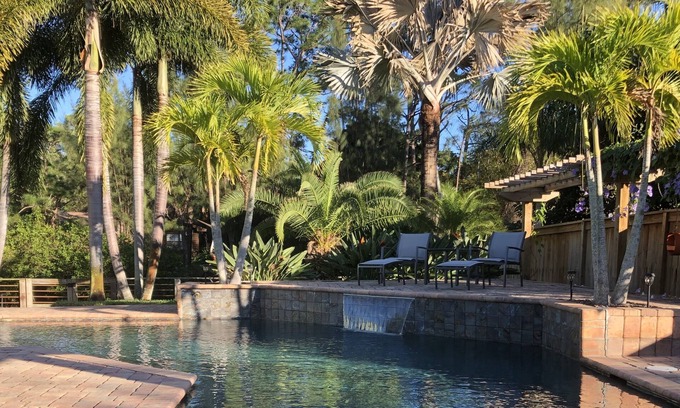 Stuart Bed & Breakfast | Bella's B&B a Tropical Treasure Room#1 no fees Queen bed, In-suite bath