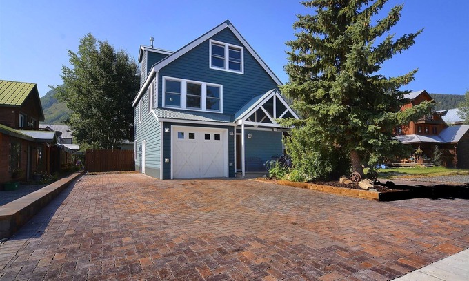 Crested Butte House | Bella View/Pet Friendly Luxury Home in Town! Walk to it All! Hot Tub! Garage