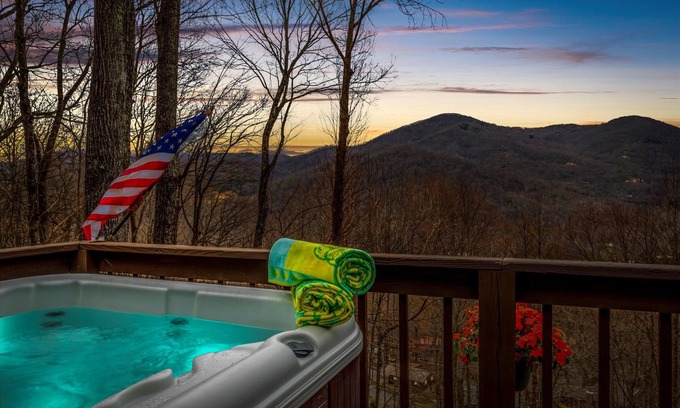 Maggie Valley Cabin | Bella Vista~ Highly Rated~ Clean Cabin ~ Hot Tub ~ Beautiful View ~ Pets Allowed