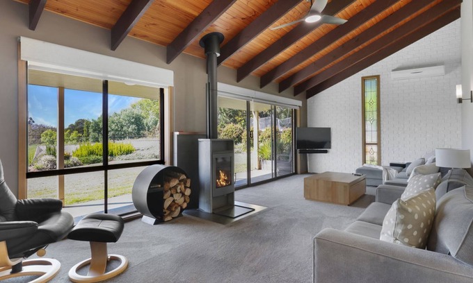 Mansfield House | Bella Vista - Mansfield - Sleeps 8