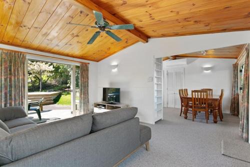 Hilltop House | Bellbird Cottage With Lake and Mountain Views