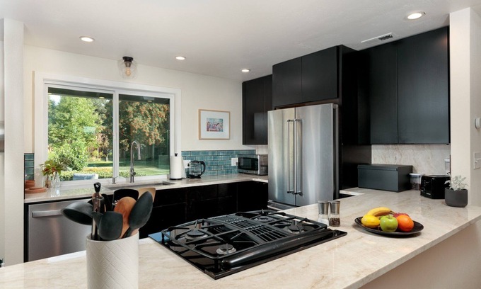Hood River House | Belle of the Ball! Biking, Wineries, Westside Hood River!