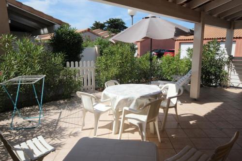 Portiragnes-Plage Apartment | Belle villa climatisée avec 2 chambres, terrasse en angle, parking privatif dans résidence sécurisée piscine commune 800 m de la mer LRCS151