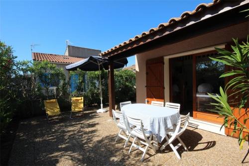 Portiragnes-Plage Villa | Belle villa d'angle, cuisine séjour climatisé, 5 couchages, belle terrasse ombragée, parking dans résidence sécurisée piscine commune à 400m de la mer LRJP23