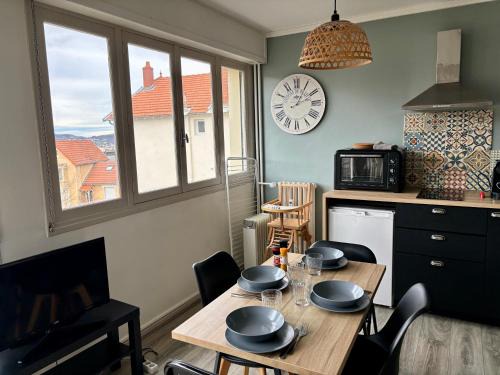 Royat Apartment | Belle vue à 500m des thermes - climatisé