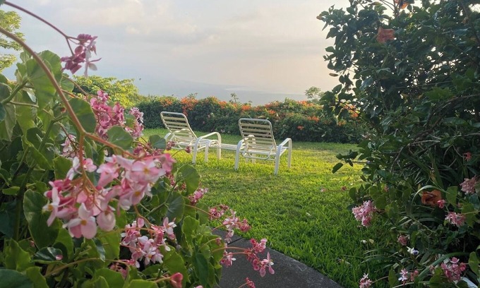 Honaunau-Napoopoo Bed & Breakfast | Belle Vue Kona B&B Rose Garden Suite - Breathtaking Views and Island Comfort