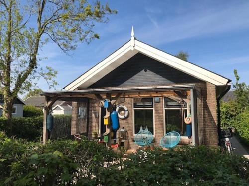Anjum House | BelleMare Bungalow Lauwersmeer mit überdachte Veranda und eingezäuntem Garten