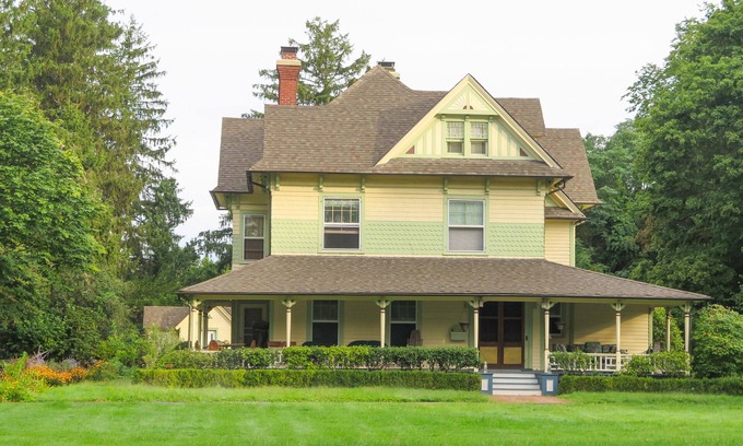 Bellport House | Bellport VillageClassic Victorian Elegance - close to all