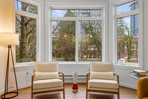 Belltown Apartment | Belltown's Flower Moon, near The Space Needle