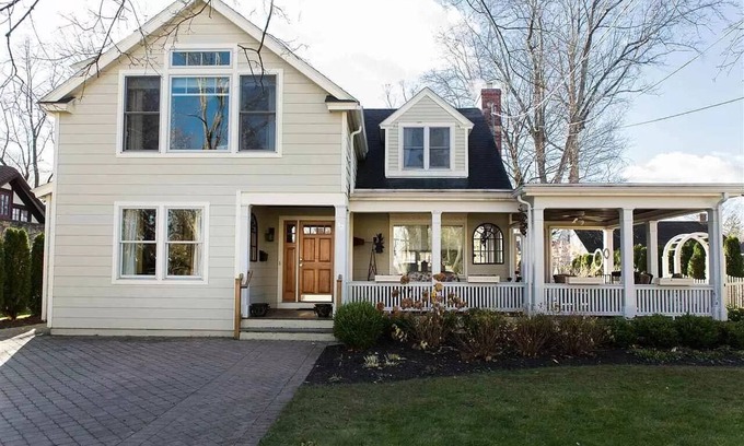 Saratoga Springs House | BELMONT WEEK RENTAL 1/4th mile from the track!