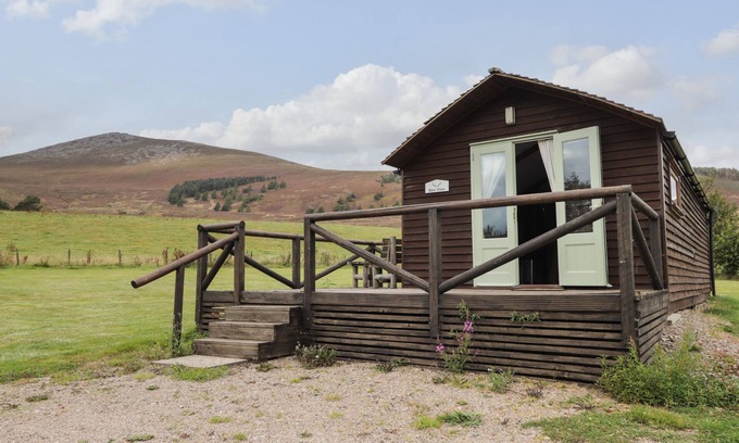 Aberlour Cottage | BEN VIEW, character holiday cottage, with a garden in Dufftown