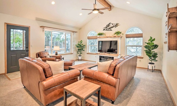 Mountain View House | Bend Home w/ Deck, 4 Mi to Old Mill District!