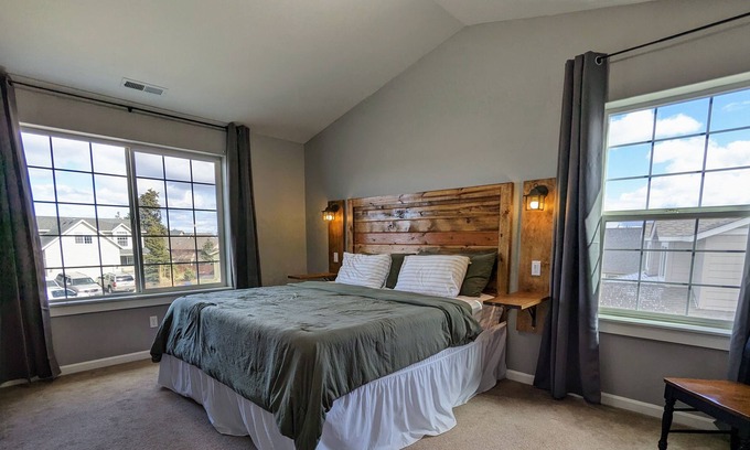 Mountain View House | Bendite 3BR Home on the Canal for Families and Groups