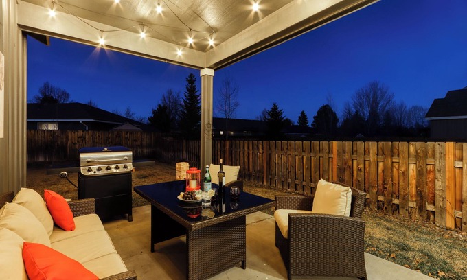 Larkspur House | Bend’s Artful Adventure – Picturesque 4 BDR Minutes to Downtown, Skiing