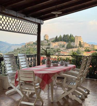 Monte San Giovanni Campano Villa | Benesié - Villa with castle view