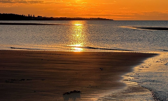 Botsford Cottage | Bent Brook Beach House - Private, pet friendly, beach access, central location