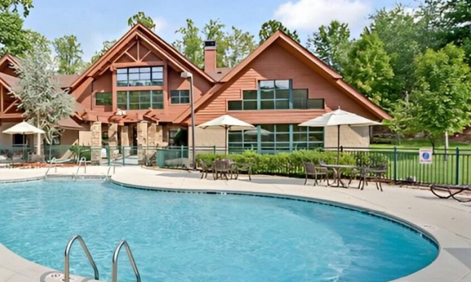Pittman Center Condo | Bent Creek One bedrooms · Smokey Mountain One Bedroom Suite, Gatlinburg.