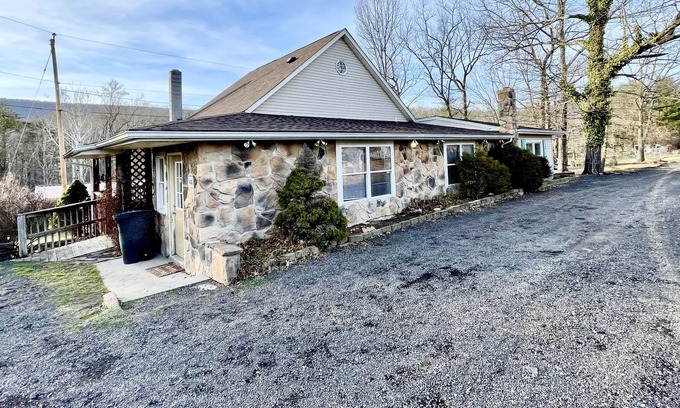 Berkeley Springs Cabin | Berkeley Inn Cabin W/ hot tub- across Street from the state park