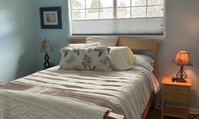 Western House | Berkeley Park Charmer! Lovely cottage home. Convenient and quiet location.