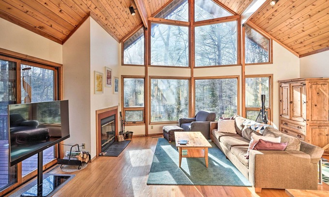Otis Cabin | Berkshires Cabin 2 Mi to Appalachian Trail!