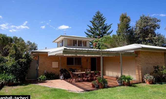 Bermagui House | Bermagui Dune House 5 Narira Street, Beach Front, Pet friendly