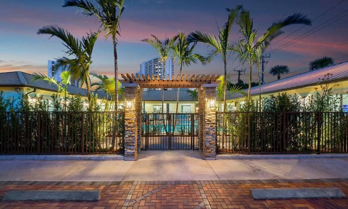 Singer Island Apartment | Bermuda Bungalows (Tropical Island Getaway)