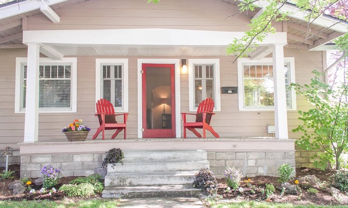Old Bend House | Bernhard Justice- Salt Hot Tub, 100+ Wifi, Gas Firepl, EV plug, Walkable!