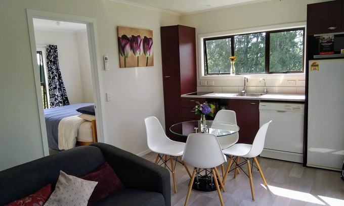 Te Awamutu Cottage | Berry View Cottage NEW - Waitomo Hobbiton Hamilton Gardens