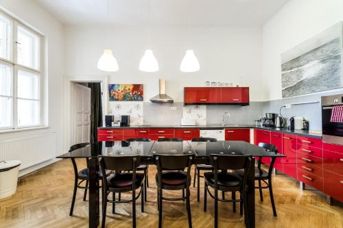 Nepszinhaz negyed Apartment | BERTA - 4 Bedrooms, 3 Baths