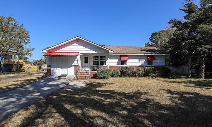 Ocracoke House | Bertha's Cottage: Rec Room l Fenced Yard l Pet Friendly
