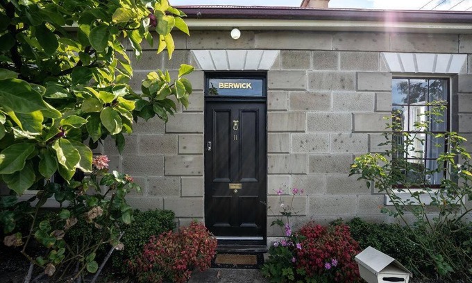 Battery Point House | Berwick Cottage and Studio