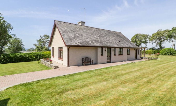 Talybont Cottage | BERWYN, family friendly, with hot tub in Talybont