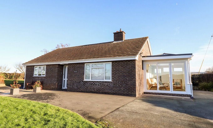 Kingswood House | BERWYN VIEW, family friendly, with a garden in Welshpool