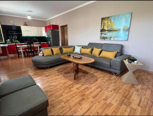 Mbrostar-Urë Apartment | Besa House