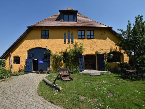 Neu Bartelshagen Apartment | Besondere Ferienwohnung Bibliothek in Buschhagen, cleaning included
