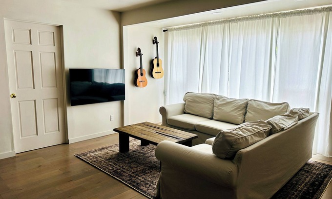West Athens House | Bespoke 3-bedroom cottage with AC in vibrant Los Angeles near LAX/Sofi/Kia Forum