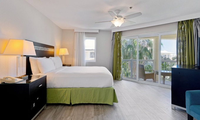 Crystal Harbour Apartment | Best Choice! With Free Breakfast, Free Parking, Outdoor Pool!