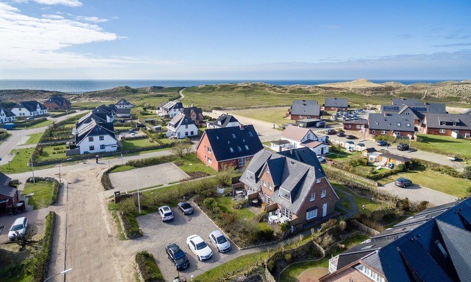 Wenningstedt-Braderup Apartment | Bestlage Zwischen Dorfteich & Dünen. Traumhaftes Landhaus im Friesenstil