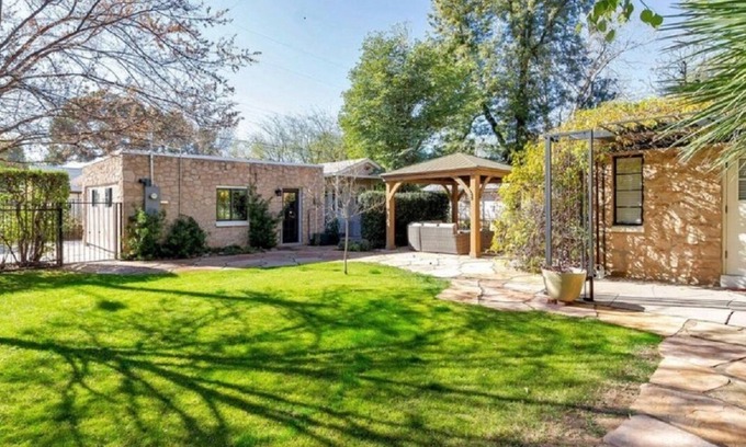 Encanto House | Best Little Guesthouse in Melrose!