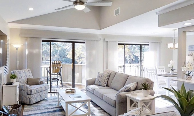 Shipyard Plantation House | Best Location-Shipyard, Walk to Beach, Updated, Private Deck, Pool, Golf & Tennis, Guest Favorite
