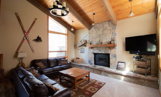 Sunriver House | BEST LOCATION! 10 SHARC Pass/AC/Wi-Fi/HUGE Kid Bunk Room/Hot Tub/Bikes