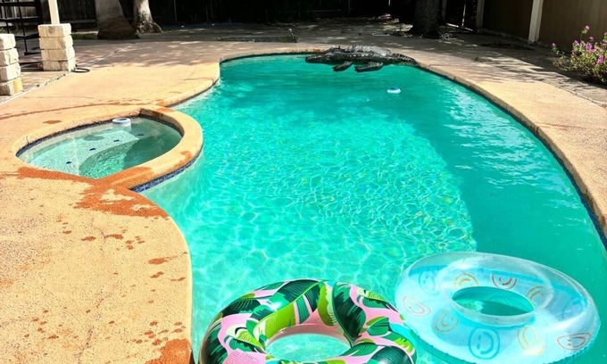 McAllen House | Best location in McAllen: pool, unwind, perfect for groups, Prime Location