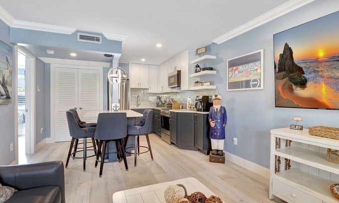Old Naples Condo | BEST LOCATION IN Naples! 300 steps to white sand beaches. All new!n