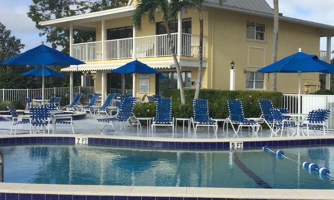 Old Naples Condo | Best location in Old Naples. Waterfront. Walk to beach, 5th Ave and 3rd!