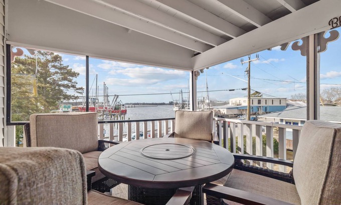 Hobucken Apartment | Best Location in Oriental, NC! Sleeps up to 14! Steps away from Oriental Marina!