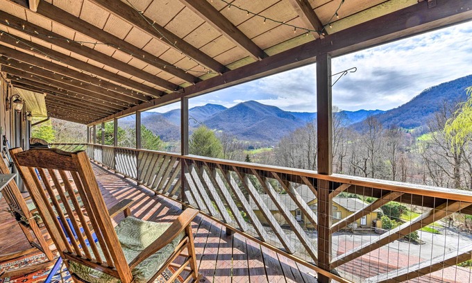 Valley Creek Run Cabin | Best Location - Maggie Valley Cabin w/Hot Tub!